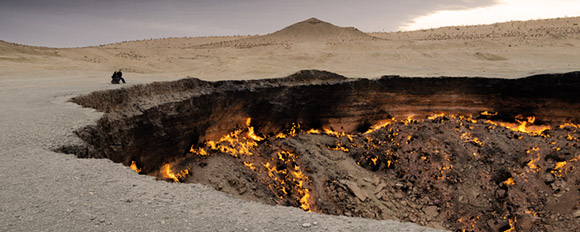 Besuchen Sie den einzigartigen Wüstenkrater Derweze in Turkmenistan
