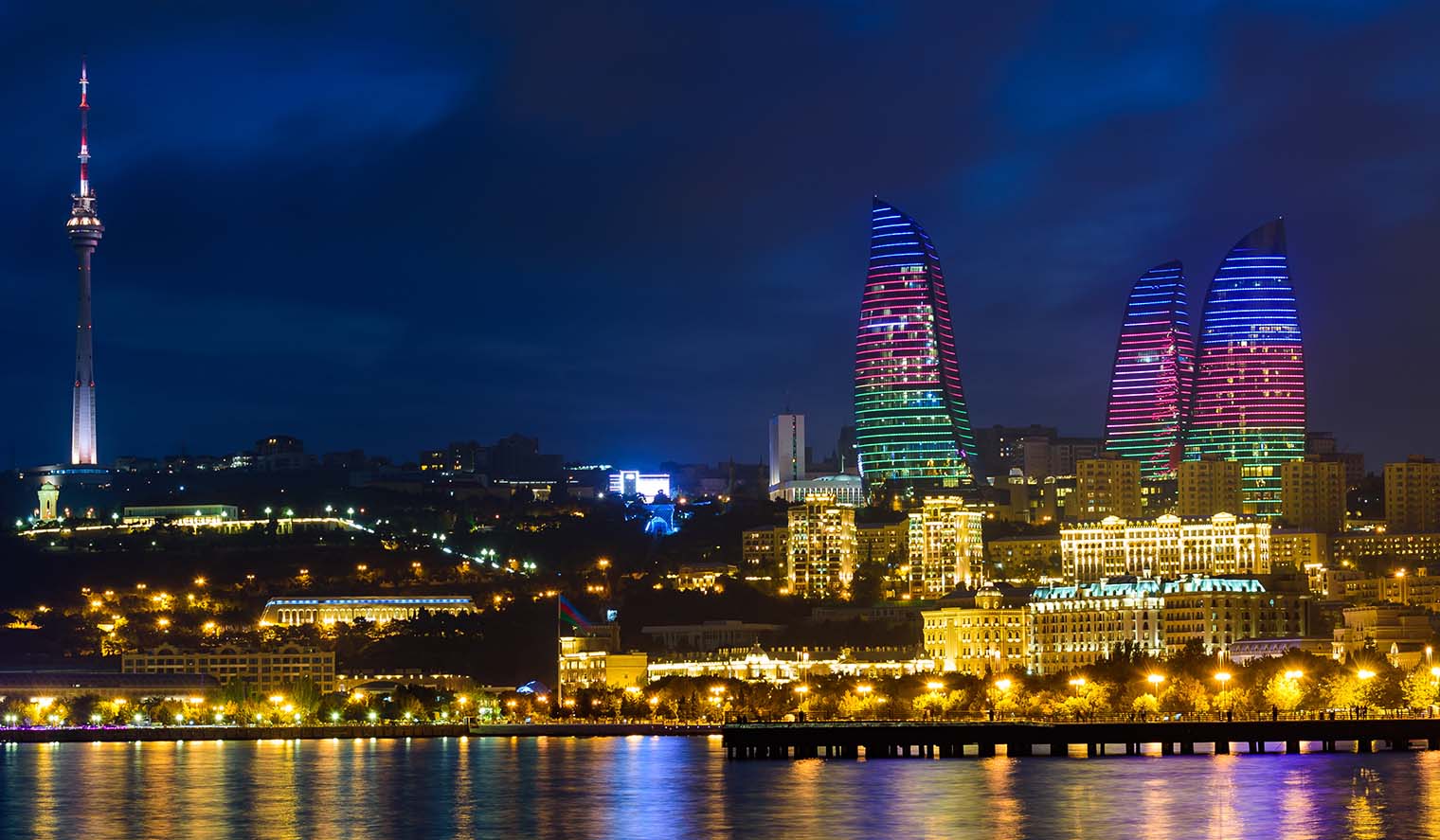 Baku Ferien Nachtsicht