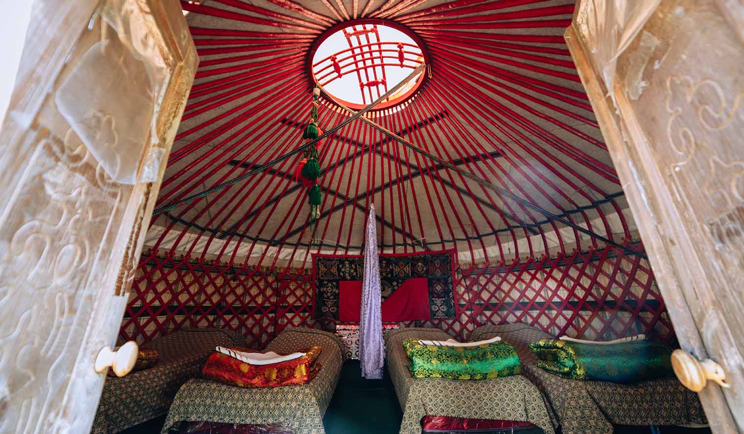 Innere einer Jurte mit Betten in Kirgistan