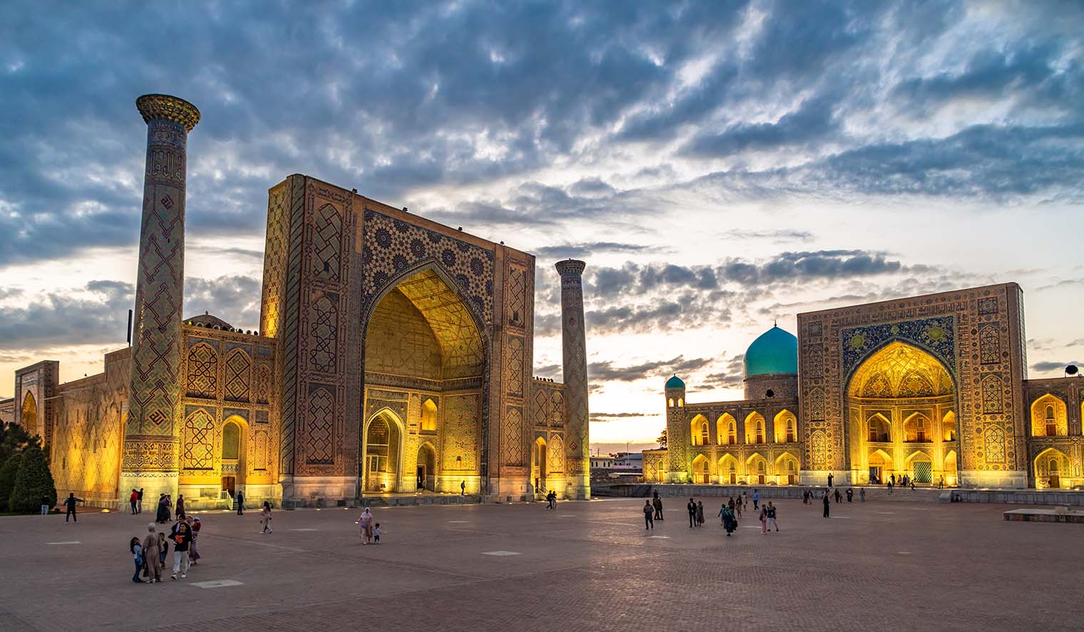 Beleuchteter Registan Platz von Samarkand