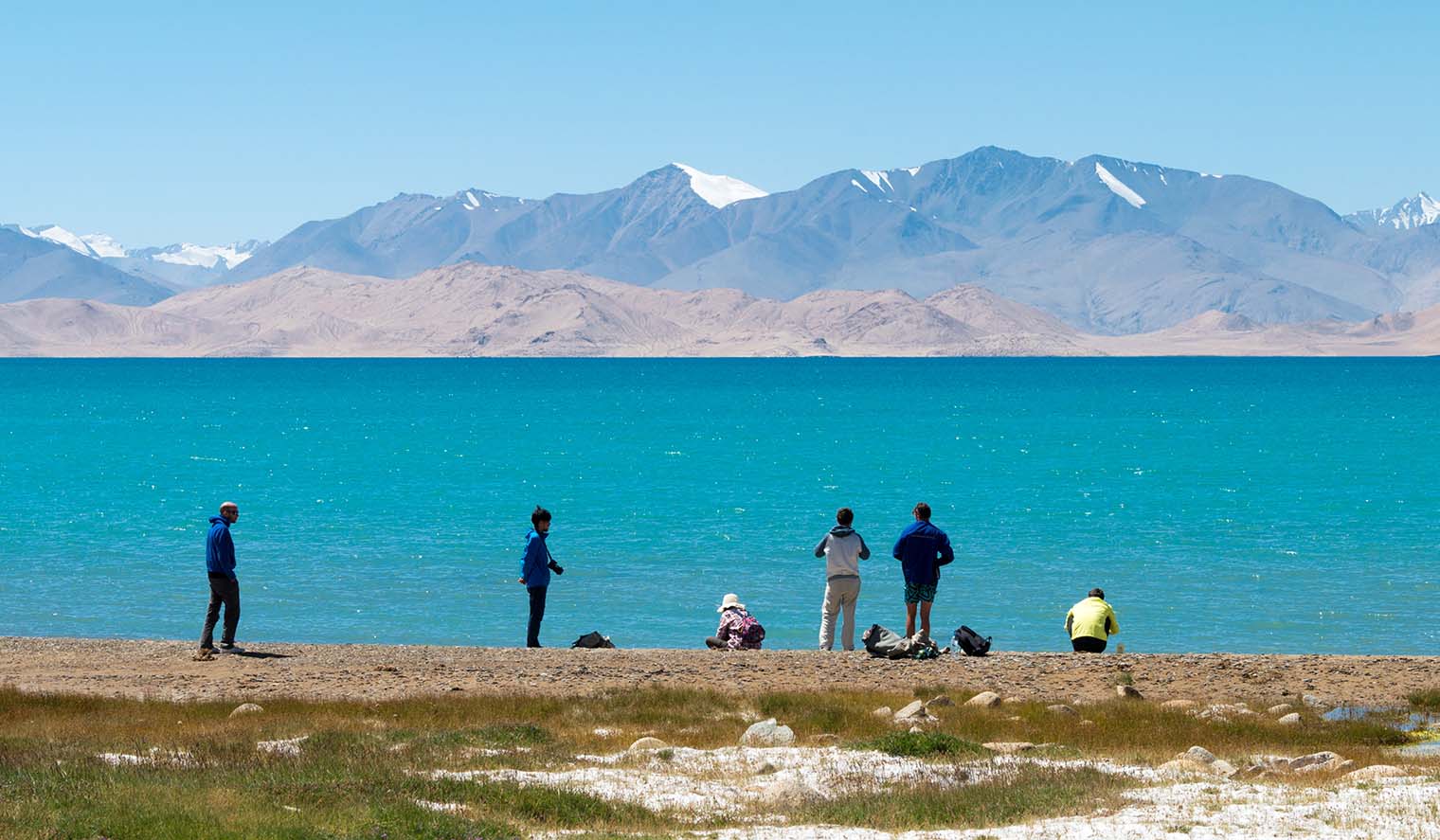 Reisende in Tadschikistan vor Pamir Bergen