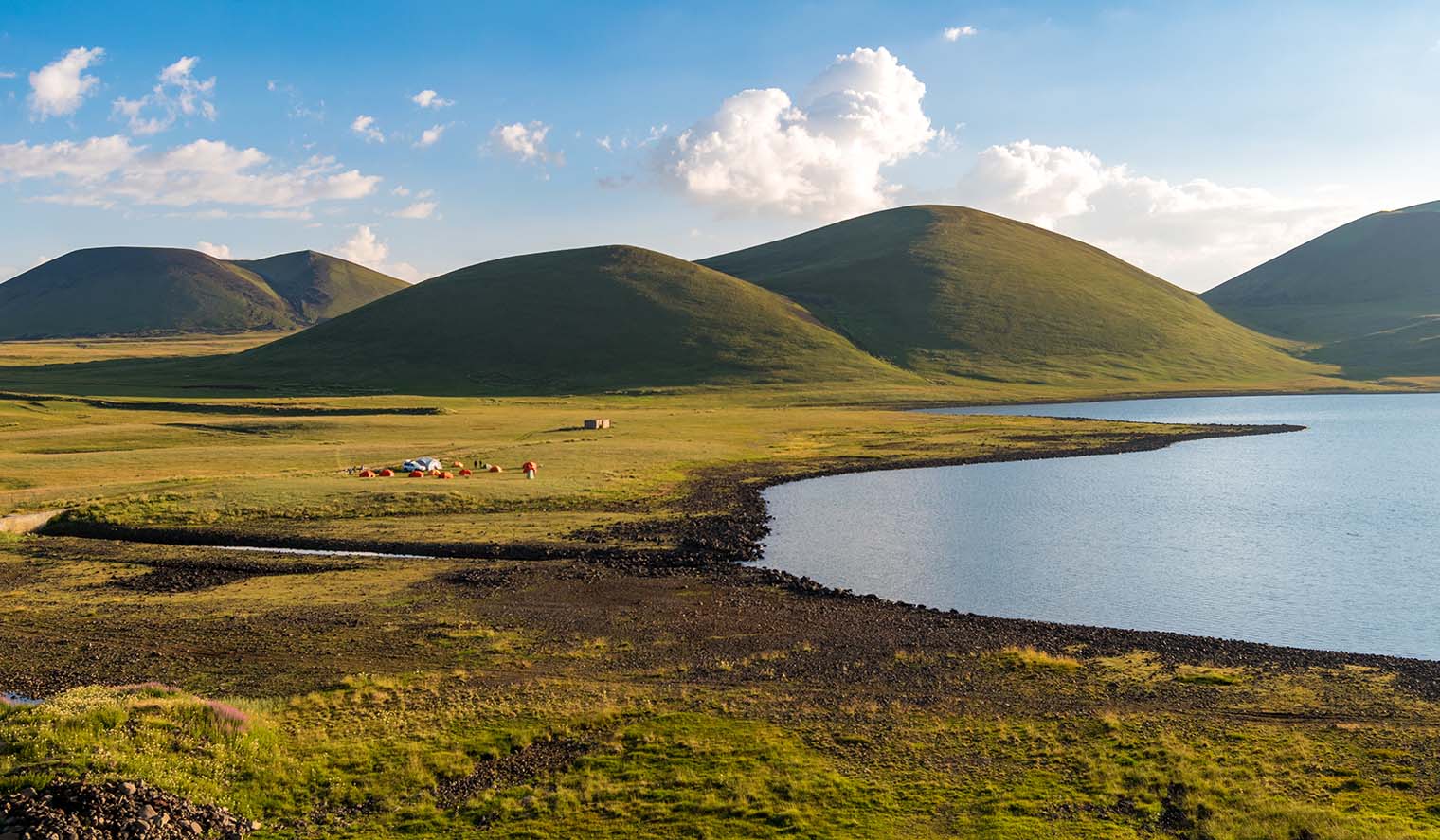 Landschaft mit Bergen am Aknasee in Armenien